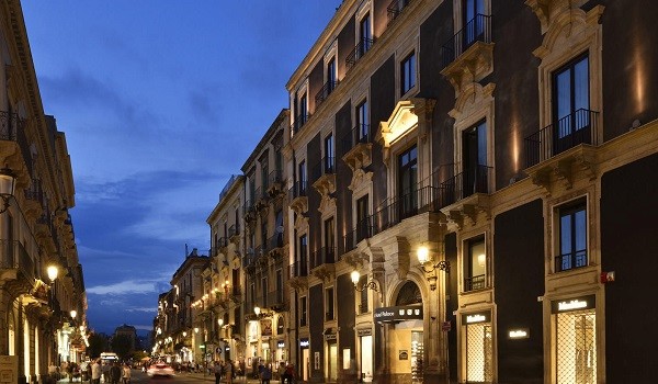 Sicilia, al lavoro in albergo tra Catania e Messina