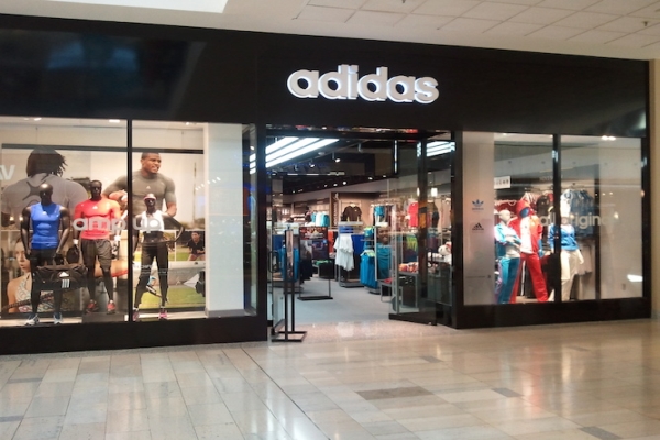 Molfetta, posti nello store Adidas