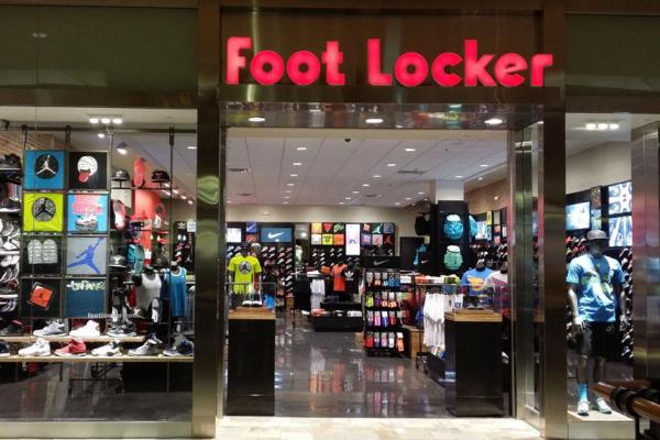 Calabria: al lavoro nei negozi Foot Locker