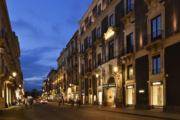 Sicilia, al lavoro in albergo tra Catania e Messina